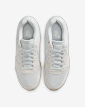 Lade das Bild in den Galerie-Viewer, NIKE WMNS MD RUNNER PHOTON DUST/SAIL-WHITE-GUM MED Bild 5