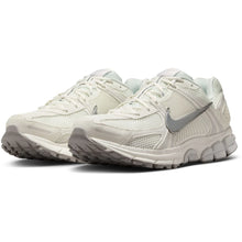 Lade das Bild in den Galerie-Viewer, NIKE ZOOM VOMERO 5 SAIL/METALLIC SILVER-VAST GREY SAIL/METALLIC SILVER-VAST GREY Bild 2