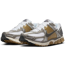 Lade das Bild in den Galerie-Viewer, NIKE ZOOM VOMERO 5 MTLC PEWTER/MEDIUM ASH-PARACHU MTLC PEWTER/MEDIUM ASH-PARACHU Bild 2