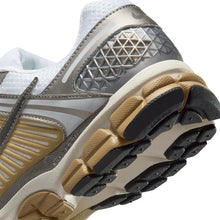 Lade das Bild in den Galerie-Viewer, NIKE ZOOM VOMERO 5 MTLC PEWTER/MEDIUM ASH-PARACHU MTLC PEWTER/MEDIUM ASH-PARACHU Bild 4
