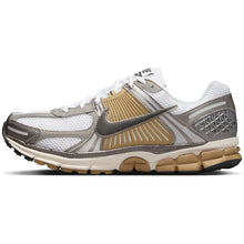 Lade das Bild in den Galerie-Viewer, NIKE ZOOM VOMERO 5 MTLC PEWTER/MEDIUM ASH-PARACHU MTLC PEWTER/MEDIUM ASH-PARACHU Bild 7