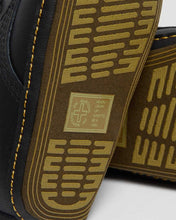 Lade das Bild in den Galerie-Viewer, DR. MARTENS 1460 CRIB