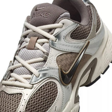 Lade das Bild in den Galerie-Viewer, NIKE V5 RNR

