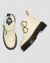 Lade das Bild in den Galerie-Viewer, DR. MARTENS DEVON HEART CREAM MILLED NAPPA
