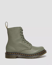 Lade das Bild in den Galerie-Viewer, DR. MARTENS 1460 PASCAL VIRGINIA KHAKI GREEN
