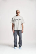 Lade das Bild in den Galerie-Viewer, 2Y STUDIOS ARUN OPEN HEM STRAIGHT JEANS GREY GREY Bild 2
