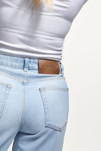 Lade das Bild in den Galerie-Viewer, 2Y STUDIOS NAYA BASIC JEANS ICE BLUE ICE BLUE Bild 6
