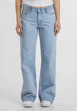 Lade das Bild in den Galerie-Viewer, 2Y STUDIOS TEYA LOW WAIST BASIC JEANS LIGHT BLUE LIGHT BLUE Bild 4
