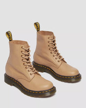 Lade das Bild in den Galerie-Viewer, DR. MARTENS 1460 PASCAL VIRGINIA SAVANNAH TAN
