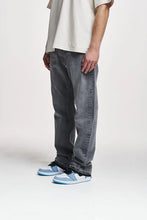 Lade das Bild in den Galerie-Viewer, 2Y STUDIOS ARUN OPEN HEM STRAIGHT JEANS GREY
