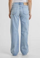 Load image into Gallery viewer, 2Y STUDIOS TEYA LOW WAIST BASIC JEANS LIGHT BLUE
