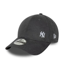 Lade das Bild in den Galerie-Viewer, NEW ERA 9FORTY MLB FLAWLESS CORD CAP NEW YORK YANKEES
