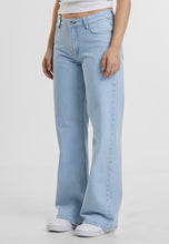Load image into Gallery viewer, 2Y STUDIOS TEYA LOW WAIST BASIC JEANS LIGHT BLUE
