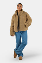 Lade das Bild in den Galerie-Viewer, PEGADOR GEORGIA TEDDY PUFFER JACKET SAND
