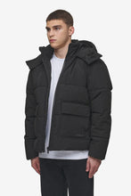 Lade das Bild in den Galerie-Viewer, PEGADOR CARVEL WATER-REACTIVE LOGO PUFFER JACKET BLACK
