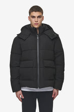 Lade das Bild in den Galerie-Viewer, PEGADOR CARVEL WATER-REACTIVE LOGO PUFFER JACKET BLACK
