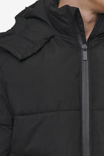 Lade das Bild in den Galerie-Viewer, PEGADOR CARVEL WATER-REACTIVE LOGO PUFFER JACKET BLACK
