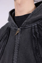 Lade das Bild in den Galerie-Viewer, FAVELA CUTLINE BLACK WASHED FRONTZIP
