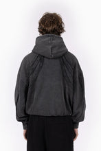 Lade das Bild in den Galerie-Viewer, FAVELA CUTLINE BLACK WASHED FRONTZIP
