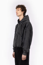 Lade das Bild in den Galerie-Viewer, FAVELA CUTLINE BLACK WASHED FRONTZIP
