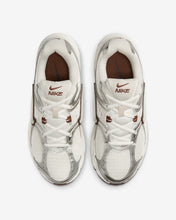 Lade das Bild in den Galerie-Viewer, NIKE V5 RNR
