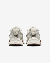 Lade das Bild in den Galerie-Viewer, NIKE V5 RNR
