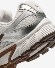 Lade das Bild in den Galerie-Viewer, NIKE V5 RNR
