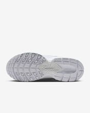 Lade das Bild in den Galerie-Viewer, NIKE V5 RNR
