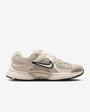 Lade das Bild in den Galerie-Viewer, NIKE V5 RNR
