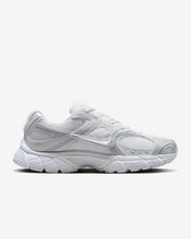 Lade das Bild in den Galerie-Viewer, NIKE V5 RNR
