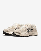 Lade das Bild in den Galerie-Viewer, NIKE V5 RNR
