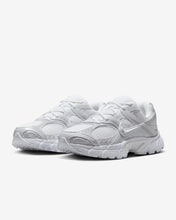 Lade das Bild in den Galerie-Viewer, NIKE V5 RNR
