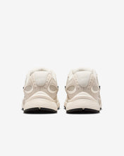 Lade das Bild in den Galerie-Viewer, NIKE V5 RNR
