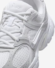 Lade das Bild in den Galerie-Viewer, NIKE V5 RNR
