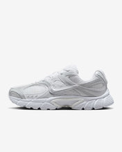 Lade das Bild in den Galerie-Viewer, NIKE V5 RNR
