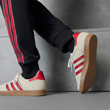 Lade das Bild in den Galerie-Viewer, ADIDAS GAZELLE TERRACE ICON MANCHESTER UNITED CREWHT/MUFRED/CBLACK Bild 12
