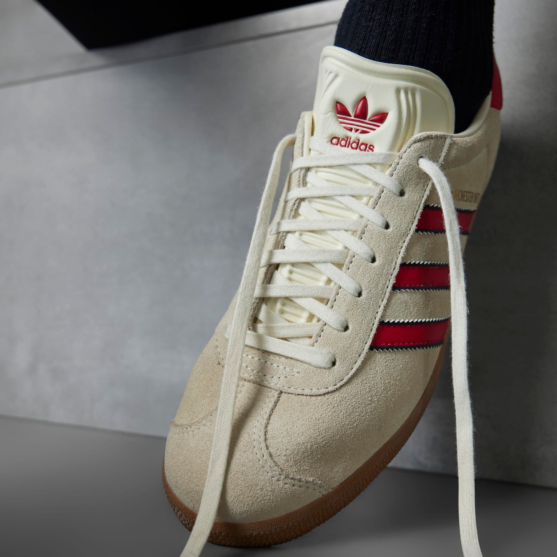 ADIDAS GAZELLE TERRACE ICON MANCHESTER UNITED CREWHT/MUFRED/CBLACK Bild 3