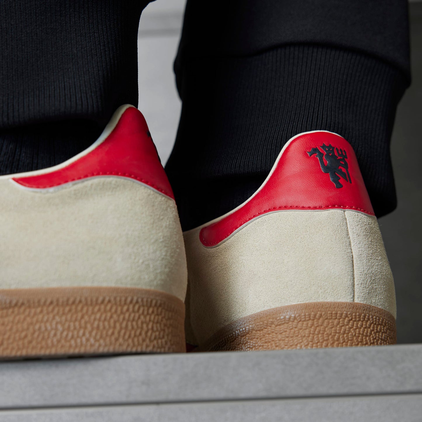 ADIDAS GAZELLE TERRACE ICON MANCHESTER UNITED CREWHT/MUFRED/CBLACK Bild 4