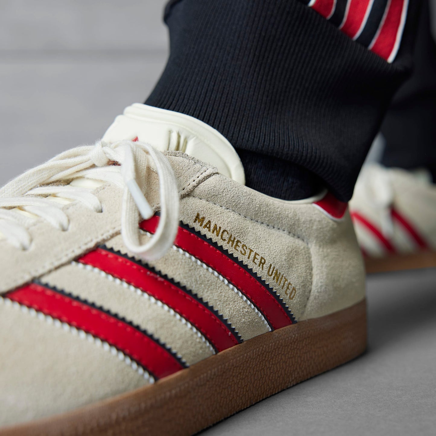 ADIDAS GAZELLE TERRACE ICON MANCHESTER UNITED CREWHT/MUFRED/CBLACK Bild 8