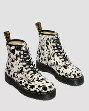 Lade das Bild in den Galerie-Viewer, DR. MARTENS 1460 BEX DALMATINER HAIR ON CREAM+BLACK Bild 4
