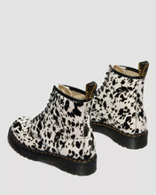 Lade das Bild in den Galerie-Viewer, DR. MARTENS 1460 BEX DALMATINER HAIR ON CREAM+BLACK Bild 5
