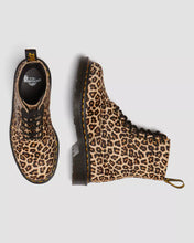 Lade das Bild in den Galerie-Viewer, DR. MARTENS 1460 PASCAL LIGHT TAN MINI LEO LIGHT TAN Bild 2
