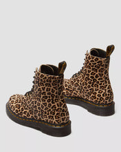 Lade das Bild in den Galerie-Viewer, DR. MARTENS 1460 PASCAL LIGHT TAN MINI LEO LIGHT TAN Bild 5
