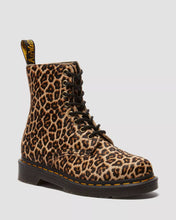 Lade das Bild in den Galerie-Viewer, DR. MARTENS 1460 PASCAL LIGHT TAN MINI LEO LIGHT TAN Bild 8
