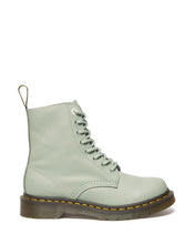 Lade das Bild in den Galerie-Viewer, DR. MARTENS 1460 Pascal Virginia SAGE GREEN Bild 1

