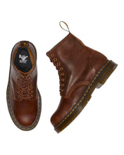 Load image into Gallery viewer, DR. MARTENS 1460 Slip Resistant DARK TAN PARKER LIFE SHIELD WP Bild 2
