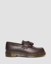 Lade das Bild in den Galerie-Viewer, DR. MARTENS ADRIAN CRAZY HORSE TASSEL LOAFER DARK BROWN CRAZY HORSE Bild 1
