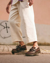 Lade das Bild in den Galerie-Viewer, DR. MARTENS ADRIAN CRAZY HORSE TASSEL LOAFER DARK BROWN CRAZY HORSE Bild 2
