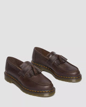 Lade das Bild in den Galerie-Viewer, DR. MARTENS ADRIAN CRAZY HORSE TASSEL LOAFER DARK BROWN CRAZY HORSE Bild 4

