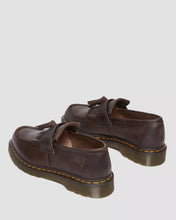 Lade das Bild in den Galerie-Viewer, DR. MARTENS ADRIAN CRAZY HORSE TASSEL LOAFER DARK BROWN CRAZY HORSE Bild 5
